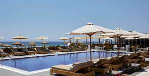 Santorini: z.B. 7 Nächte im Sea Breeze Santorini Beach Resort By Hilton 5* Mitte Juni mit Frühstück und King Junior Suite mit Whirlpool