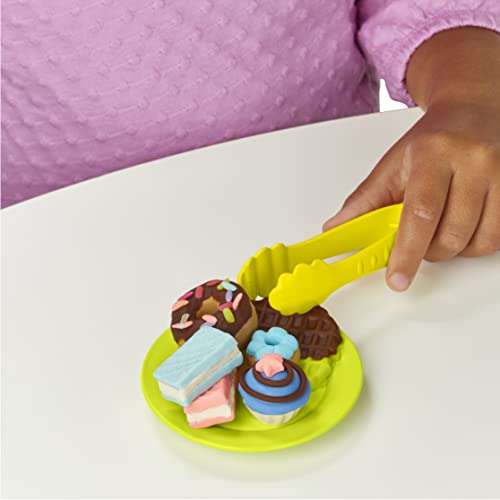 Play-Doh Kitchen Creations Knetspaß Café, Café-Spielset mit 20 Accessoires und 8 Dosen zweifarbige Knete
