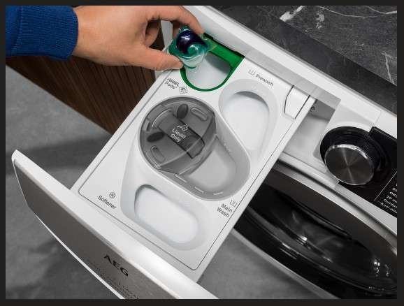 AEG Waschmaschine L8FEA70490 + € 50 Cashback + Jahresbedarf an Ariel Allin1-Pods + Gratis Lieferung